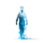 Silhouette d'un sportif composée d'eau dans une bouteille, symbolisant l'importance de l'hydratation pour la performance physique.
